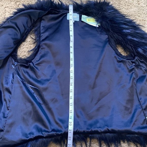 Skies Are Blue Faux Fur Vest size Small - Picture 10 of 10